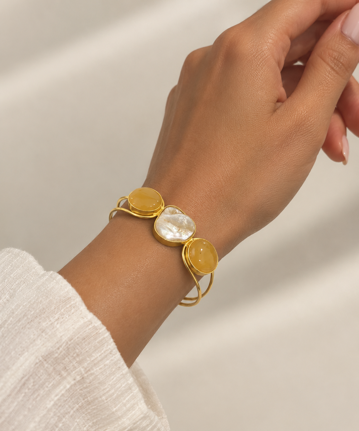 Mother of pearl with Monalisa lemon colour stone copper bangle single 1