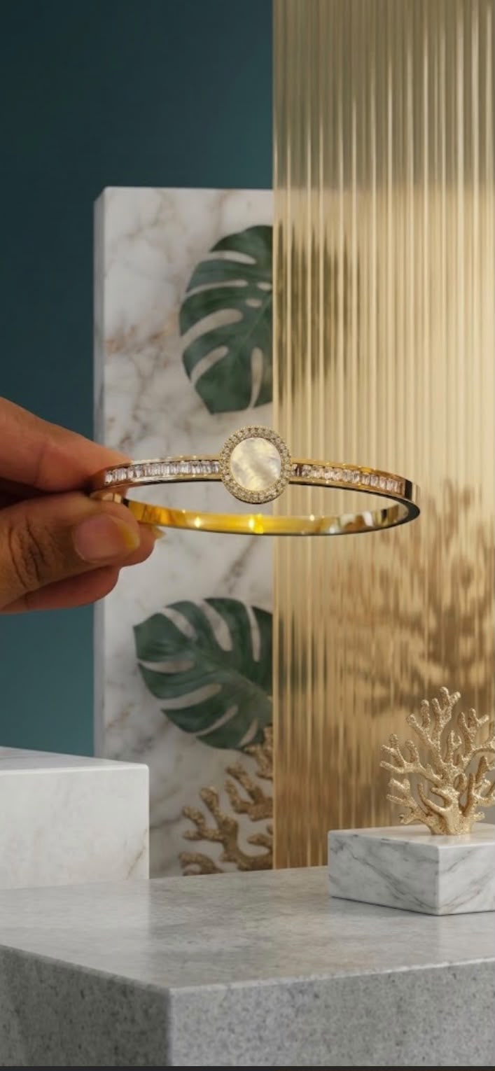 Enamel circle minimal bangle