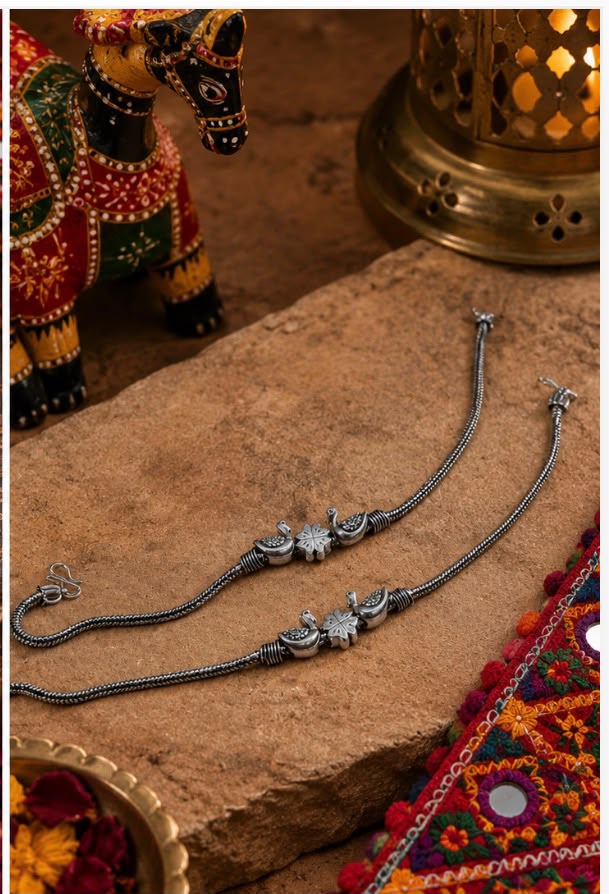 Oxidised Silver Snake Chain w Swans and Clover